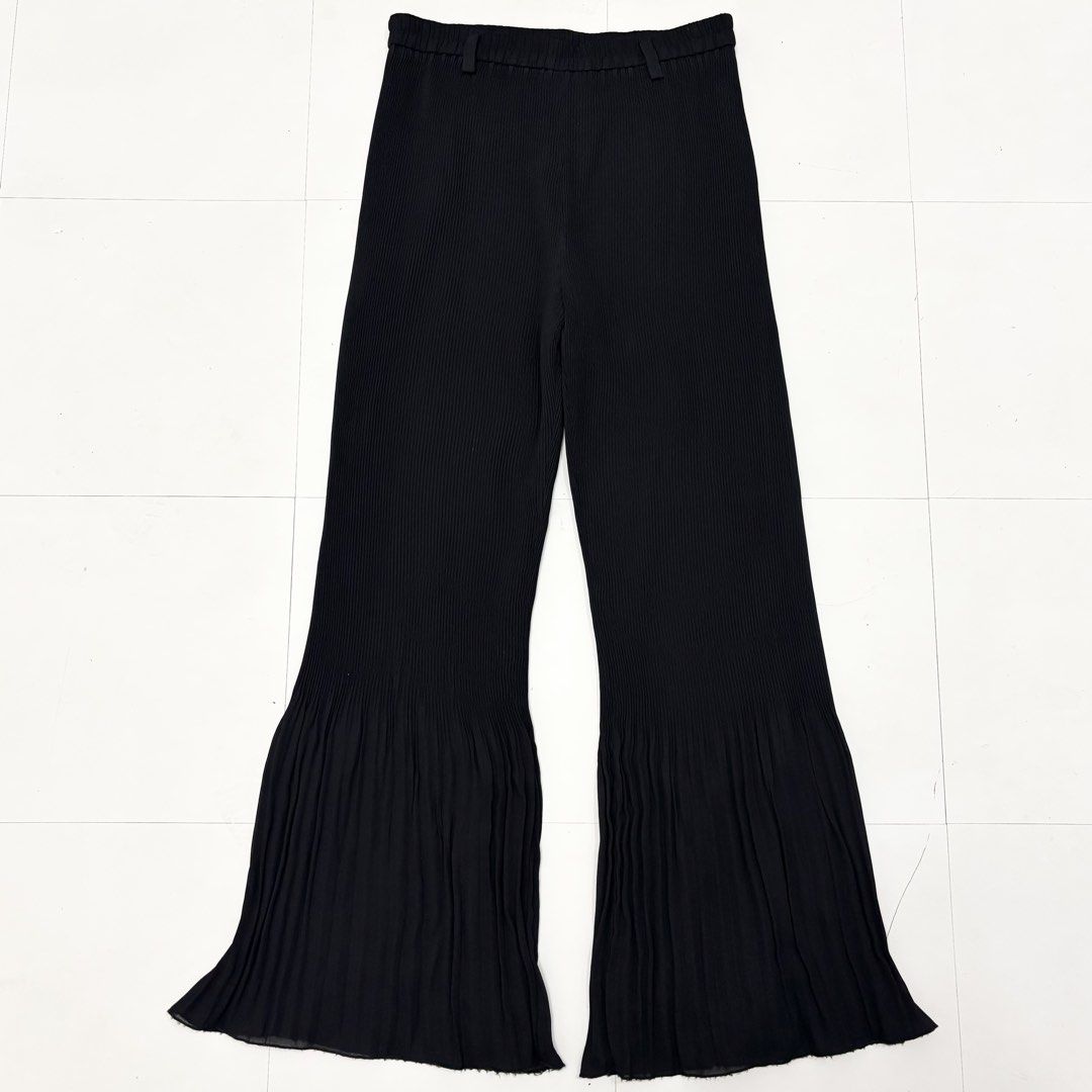 Vivienne Tam Pleats Flare Pants (Category: Other Bottoms) located in Makati City. Submitted by bzspr (Listing ID 1439681830, Image 1). Description: Vivienne Tam Pleats Flare Pants Waist 28-30 inches Length 38.5 inches.