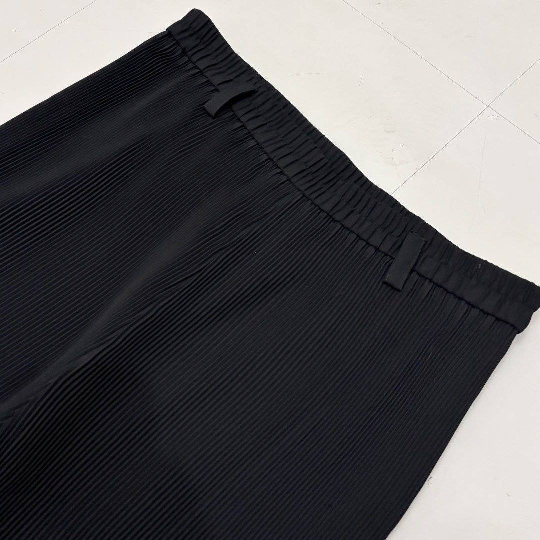Vivienne Tam Pleats Flare Pants (Category: Other Bottoms) located in Makati City. Submitted by bzspr (Listing ID 1439681830, Image 3). Description: Vivienne Tam Pleats Flare Pants Waist 28-30 inches Length 38.5 inches.