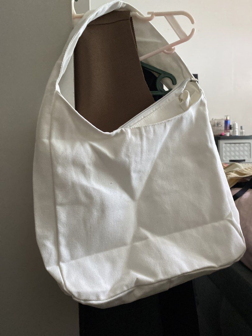 White Canvas Tote Bag with Bear Design Cute bah (Category: Tote Bags) located in Las Pinas. Submitted by declutterwithakii (Listing ID 1439636699, Image 2). Description: - White canvas tote bag - Adorable bear design - Front pocket for easy access - Secure zipper closure - Comfortable single shoulder strap - Clean interior - Perfect for daily essentials.