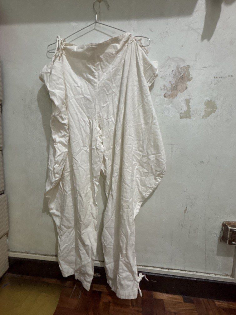 White pants (Category: Other Bottoms) located in Manila. Submitted by vintageaccessories (Listing ID 1439685445, Image 3). Description: Toe pants.