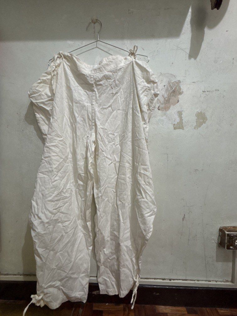 White pants (Category: Other Bottoms) located in Manila. Submitted by vintageaccessories (Listing ID 1439685445, Image 2). Description: Toe pants.