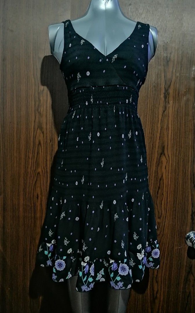 Zara Basic Floral Smocked Sundress - Size M (Category: Dresses) located in Batangas. Submitted by dinafrago (Listing ID 1439709958, Image 1). Description: Zara Floral Sleeveless Dress (Smocked Bodice) - Size Medium Brand: Zara Basic Color: Black with floral print ​Size: Medium (EUR M / USA M / MEX 28) Measurements (approximate): Bust: 30 - 36 inches ​Waist: 28 - 36 inches ​Length: 36 inches ​ ​Origin: Bought in Canada 🇨🇦.