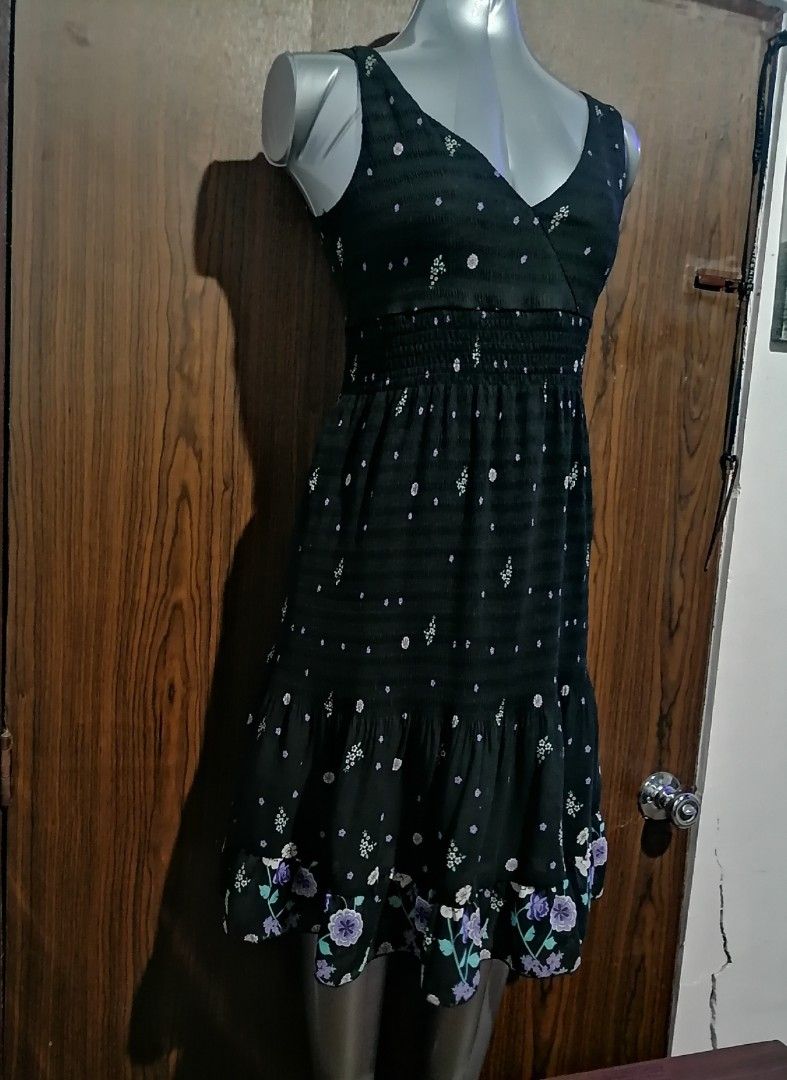 Zara Basic Floral Smocked Sundress - Size M (Category: Dresses) located in Batangas. Submitted by dinafrago (Listing ID 1439709958, Image 2). Description: Zara Floral Sleeveless Dress (Smocked Bodice) - Size Medium Brand: Zara Basic Color: Black with floral print ​Size: Medium (EUR M / USA M / MEX 28) Measurements (approximate): Bust: 30 - 36 inches ​Waist: 28 - 36 inches ​Length: 36 inches ​ ​Origin: Bought in Canada 🇨🇦.