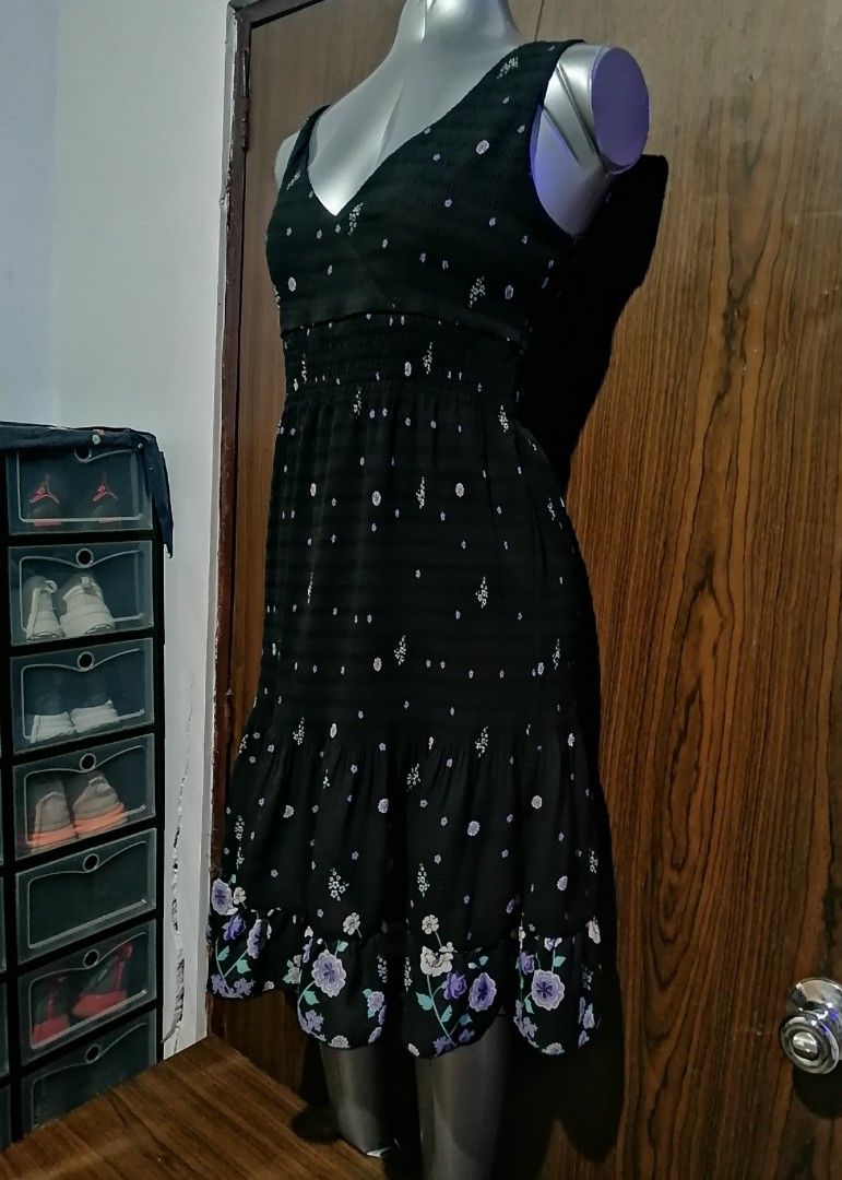 Zara Basic Floral Smocked Sundress - Size M (Category: Dresses) located in Batangas. Submitted by dinafrago (Listing ID 1439709958, Image 3). Description: Zara Floral Sleeveless Dress (Smocked Bodice) - Size Medium Brand: Zara Basic Color: Black with floral print ​Size: Medium (EUR M / USA M / MEX 28) Measurements (approximate): Bust: 30 - 36 inches ​Waist: 28 - 36 inches ​Length: 36 inches ​ ​Origin: Bought in Canada 🇨🇦.