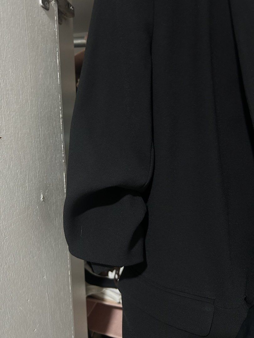 Zara Black Ruched Sleeves Blazer (Category: Coats, Jackets and Outerwear) located in Caloocan City. Submitted by shopsunshine (Listing ID 1439711568, Image 3). Description: - Zara black blazer - Ruched sleeves .