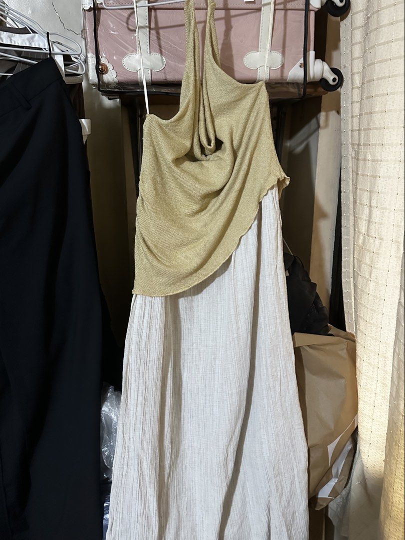Zara Halter Drape Two-tone Dress (M & L) (Category: Dresses) located in Quezon City. Submitted by michaelakoh (Listing ID 1439713411, Image 2). Description: Super ganda!! 😍 brandnew with tag. Pa backless on the back part textured fabric both the top and skirt part. Available in Medium and large size..