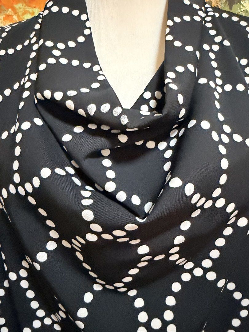 ZARA Long sleeves printed blouse (Category: Longsleeves) located in Muntinlupa City. Submitted by gap0710 (Listing ID 1439705307, Image 2). Description: ZARA Long sleeves printed blouse in satin like fabric. In excellent , like new condition. .