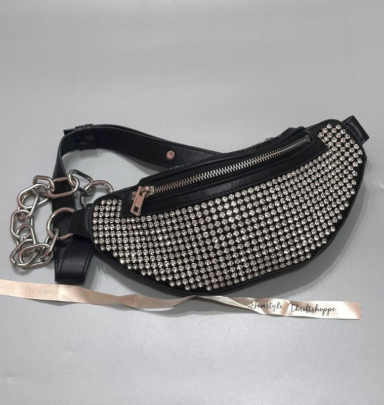 Alexander Wang belt bag OG (Category: Luxury Bags & Wallets) located in Cebu City. Submitted by cloverseven23 (Listing ID 1439826608, Image 1). Description: .