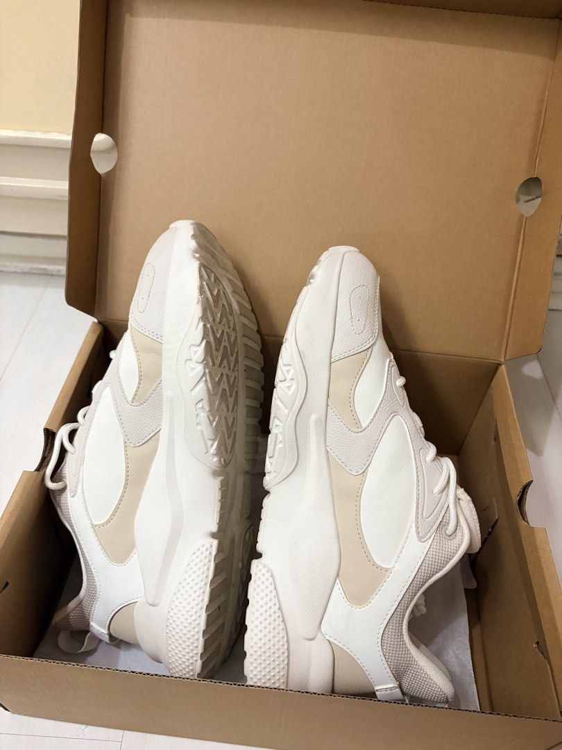 ANTA casual shoes (Category: Sneakers) located in Pasig City. Submitted by stephtdizon (Listing ID 1439876224, Image 2). Description: Barely used Size 11 .
