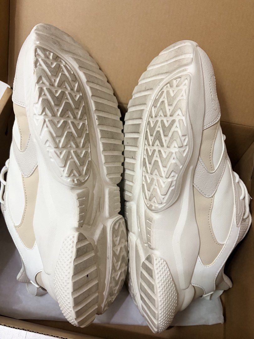 ANTA casual shoes (Category: Sneakers) located in Pasig City. Submitted by stephtdizon (Listing ID 1439876224, Image 3). Description: Barely used Size 11 .