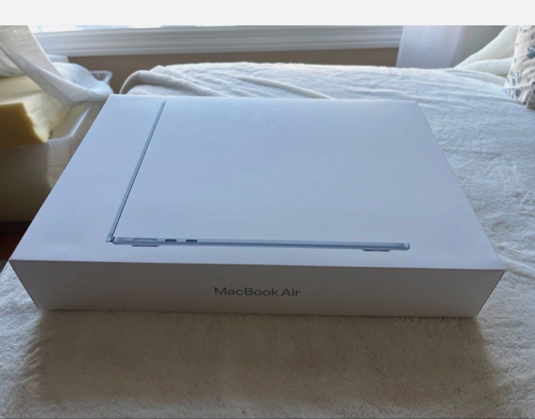 Apple MacBook Air Laptop - Box and charging adapter464228880137605120