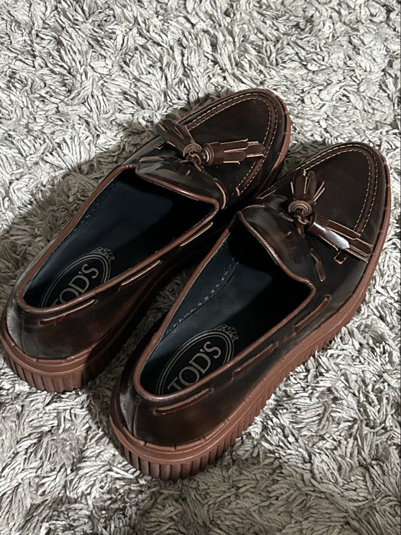 AUTH Tod's Brown Leather Loafers (Category: Loafers) located in Manila. Submitted by availsumstuff_ (Listing ID 1439852838, Image 1). Description: - AUTHENTIC Tod's loafers in brown - Classic design with tassels - Made in Italy - Features Tod's logo - Suitable for casual and semi-formal wear .