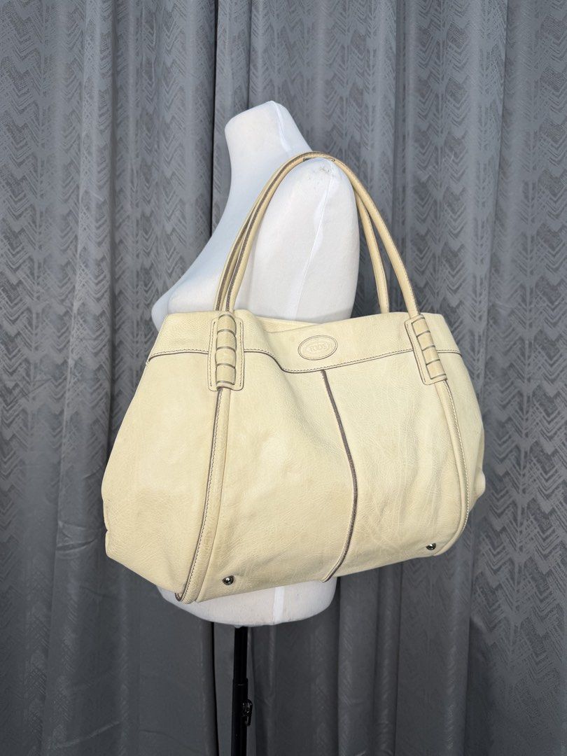 TOD’S Shade Tote Leather Bag (Category: Luxury Bags & Wallets) located in Quezon City. Submitted by madame_bagelia_collection (Listing ID 1439865628, Image 1). Description: 🔸Authentic 💯 🔸Preloved 🔸Rank A- Almost New Condition 🔸Sign of use: Minimal color stain on leather (back part) & ink stain on interior lining. Kindly check photos. 🔸Genuine leather 🔸Silver color hardwares 🔸Magnetic button closure 🔸Fully lined interior 🔸Has 1 zip inter