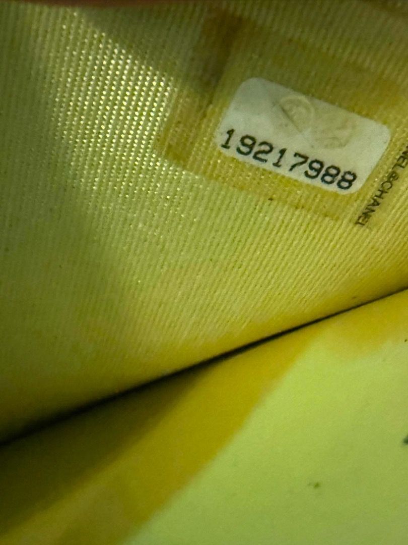 Authentic Chanel Yellow Wallet on Chain (Category: Luxury Bags & Wallets) located in Quezon City. Submitted by hellopatchi (Listing ID 1439828637, Image 2). Description: Murang Woc Caviar SHW onhand Kayo nlmg po mag pa spa Wala sya tear or major issue mdumi lang tlaga. Series 19 Holo intact Bag only Authentic Chanel Wallet on Chain - Vibrant yellow color - Iconic interlocking CC logo - Includes chain strap - Serial number: 19217988 - Yellow inter