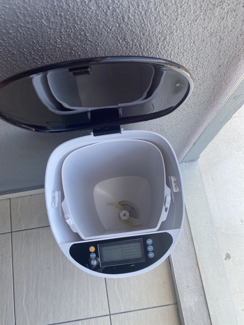 Automatic feeder (Category: Homes & Other Pet Accessories) located in Kuala Lumpur. Submitted by yashii1107 (Listing ID 1439981545, Image 1). Description: 🐱 SMART AUTOMATIC CAT FEEDER 🐱 Never miss your cat’s feeding time again! Control your pet’s meals anytime, anywhere with this smart feeder featuring app control and live monitoring. ✅ HD Camera for real-time viewing ✅ Smart App Control from your phone ✅ Large 7.5L Food Capacity ✅ Built-In Mic
