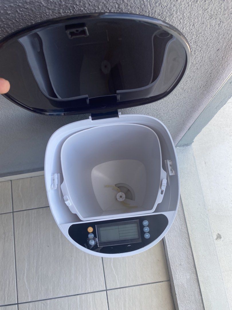 Automatic feeder (Category: Homes & Other Pet Accessories) located in Kuala Lumpur. Submitted by yashii1107 (Listing ID 1439981545, Image 2). Description: 🐱 SMART AUTOMATIC CAT FEEDER 🐱 Never miss your cat’s feeding time again! Control your pet’s meals anytime, anywhere with this smart feeder featuring app control and live monitoring. ✅ HD Camera for real-time viewing ✅ Smart App Control from your phone ✅ Large 7.5L Food Capacity ✅ Built-In Mic