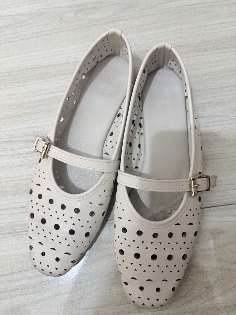 AZTRID Beige Perforated Mary Jane Flats with Buckle Strap (Category: Flats & Sandals) located in Muntinlupa City. Submitted by things_corner_ph (Listing ID 1439932380, Image 3). Description: - Brand: AZTRID - Style: Mary Jane Flats - Color: Beige - may peeled off lang sa isang part ng shoe nasa last pic - size: 8.