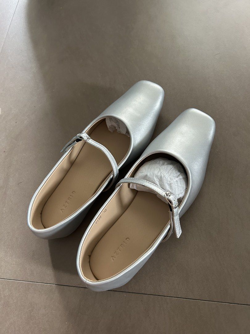 AZTRID Silver Flats - Size 10 (Category: Flats & Sandals) located in Antipolo. Submitted by cosmicforest-5fc6 (Listing ID 1439893464, Image 2). Description: - AZTRID silver flats - Size 10 - Brand new, never worn - Includes original box - rfs: wrong size.