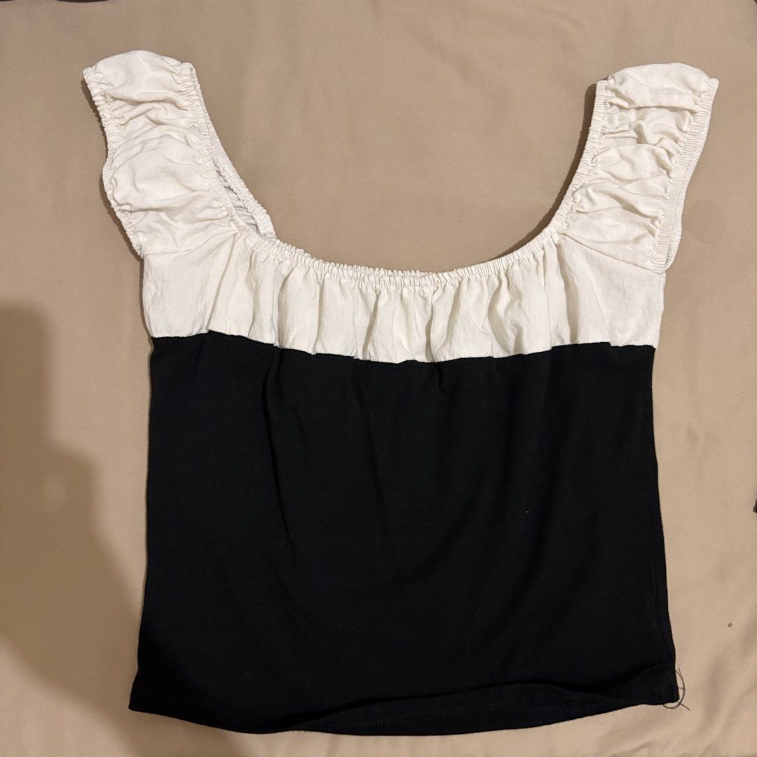 Brandy Melville ins Black & White Top (Category: Others Tops) located in Marikina City. Submitted by mlffy (Listing ID 1439822303, Image 1). Description: 🐇 Babydoll Black & White Top So cute and rare Jennie vibes lol.