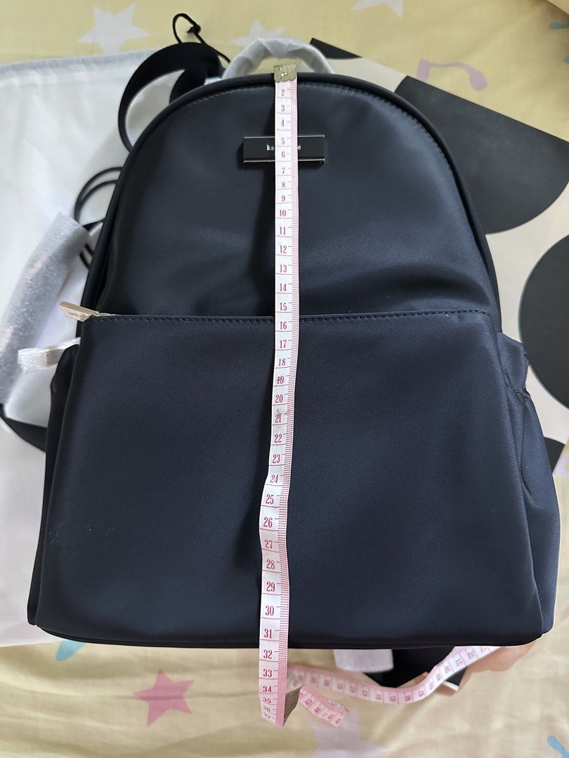 Backpack （分類：背囊）位於 Hong Kong。 由 mybaby1290 提交（商品編號 1439890489，圖片 6）。簡介： Kate Spade ♠️ New全新黑色背囊 Size 見圖 原價$4200❌——>現特價$1580👍🏻 可在各港鐵沿線交收或順豐到付。
