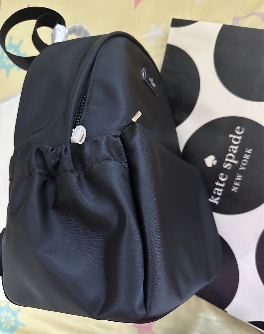 Backpack （分類：背囊）位於 Hong Kong。 由 mybaby1290 提交（商品編號 1439890489，圖片 4）。簡介： Kate Spade ♠️ New全新黑色背囊 Size 見圖 原價$4200❌——>現特價$1580👍🏻 可在各港鐵沿線交收或順豐到付。