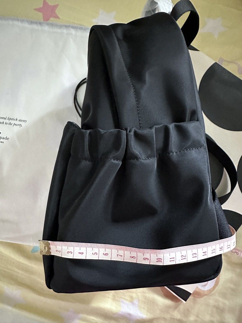 Backpack （分類：背囊）位於 Hong Kong。 由 mybaby1290 提交（商品編號 1439890489，圖片 7）。簡介： Kate Spade ♠️ New全新黑色背囊 Size 見圖 原價$4200❌——>現特價$1580👍🏻 可在各港鐵沿線交收或順豐到付。