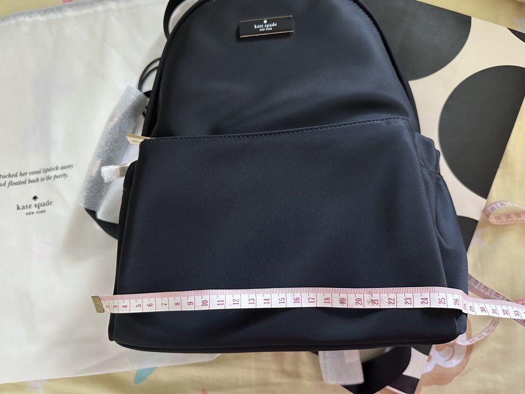 Backpack （分類：背囊）位於 Hong Kong。 由 mybaby1290 提交（商品編號 1439890489，圖片 5）。簡介： Kate Spade ♠️ New全新黑色背囊 Size 見圖 原價$4200❌——>現特價$1580👍🏻 可在各港鐵沿線交收或順豐到付。