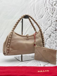 (Category: ) located in . Submitted by redrabbitluxury (Listing ID 1439966908, Image 1). Description: .