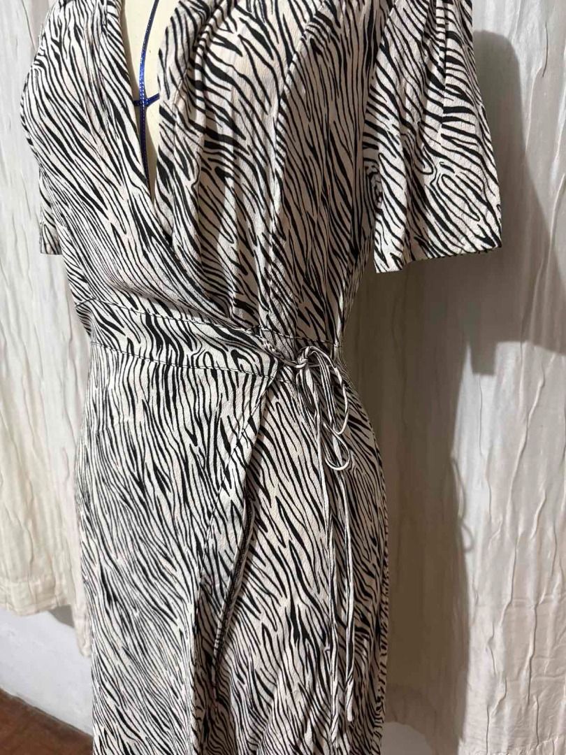 Black and White Print Wrap Dress (Category: Dresses) located in Mabalacat. Submitted by cherrypieph (Listing ID 1439950092, Image 3). Description: Used items are not abused Color may vary slightly due to lighting. Fits small to medium.