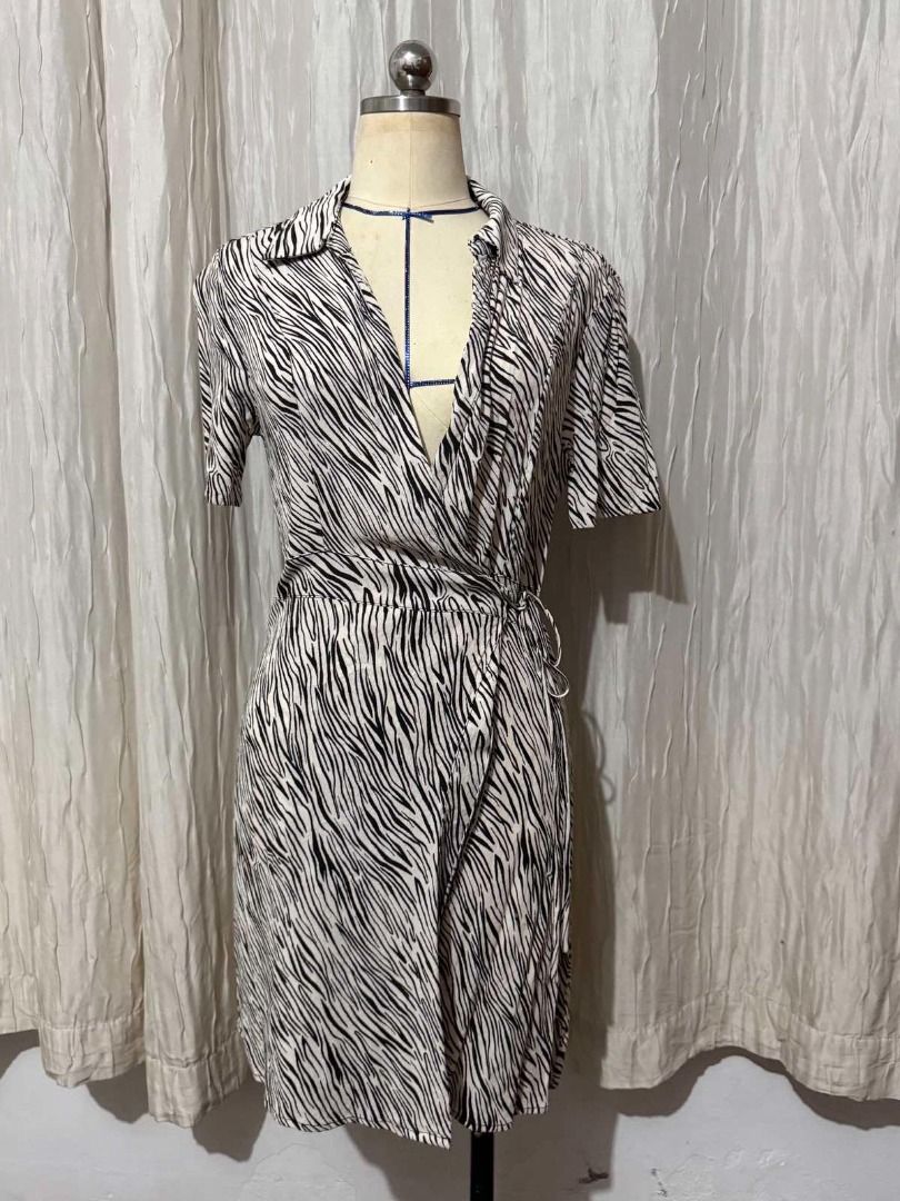 Black and White Print Wrap Dress (Category: Dresses) located in Mabalacat. Submitted by cherrypieph (Listing ID 1439950092, Image 1). Description: Used items are not abused Color may vary slightly due to lighting. Fits small to medium.