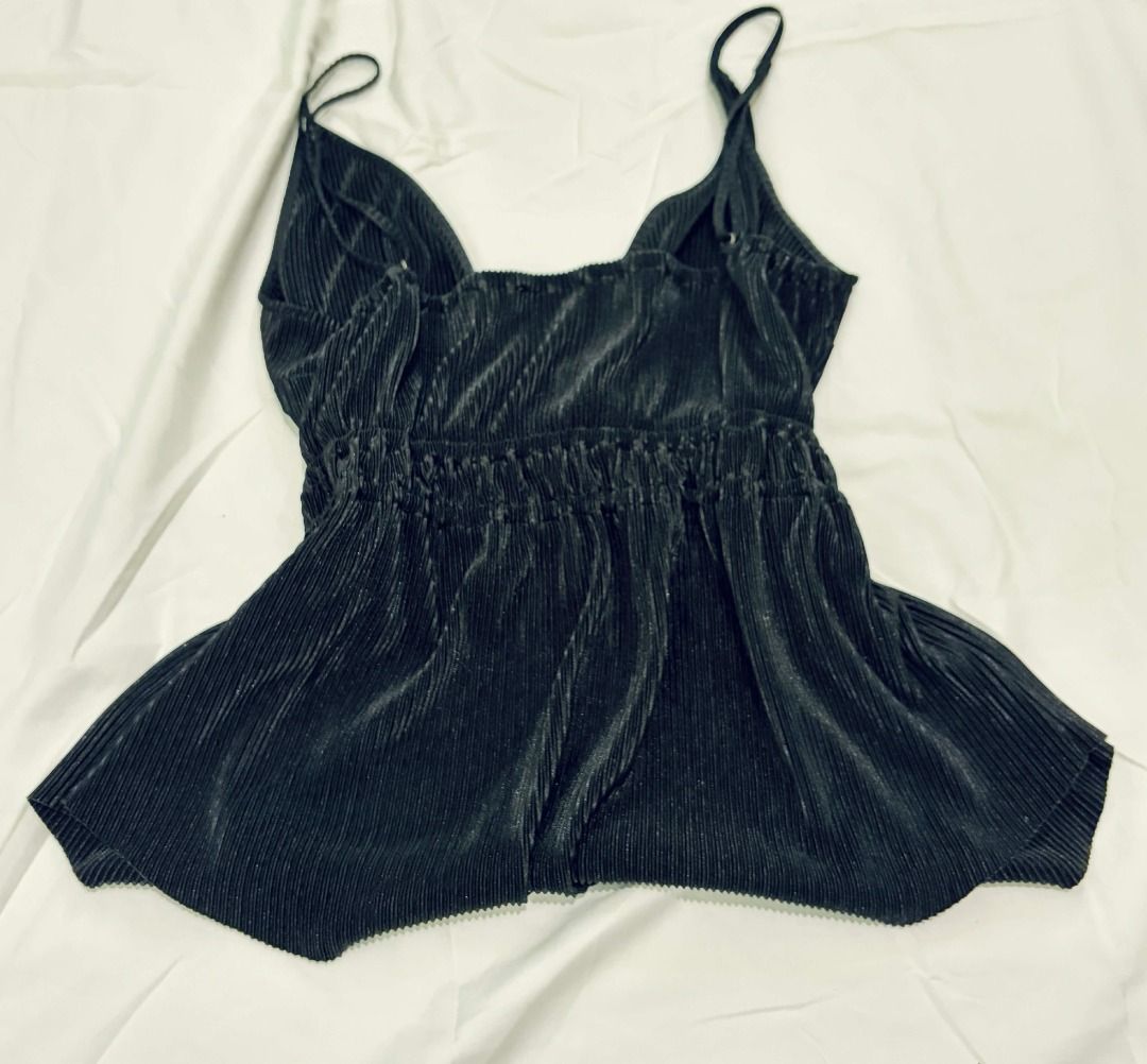 Cute Flowy Spaghetti Strap Black Cami Top - Size XS-M (Category: Sleeveless) located in Caloocan City. Submitted by natconsells (Listing ID 1439854751, Image 2). Description: - Black cami top with plunge V-neck design - Adjustable straps and elasticated waist - Front tie detail - Slight sheen fabric - Perfect for casual wear - Very adjustable ❗PRICE NEGOTIABLE❗ MODEL DIMENSIONS - Bust: 89cm - Waist: 71cm - Hips: 93cm - Shoulder width: 45cm - Mids