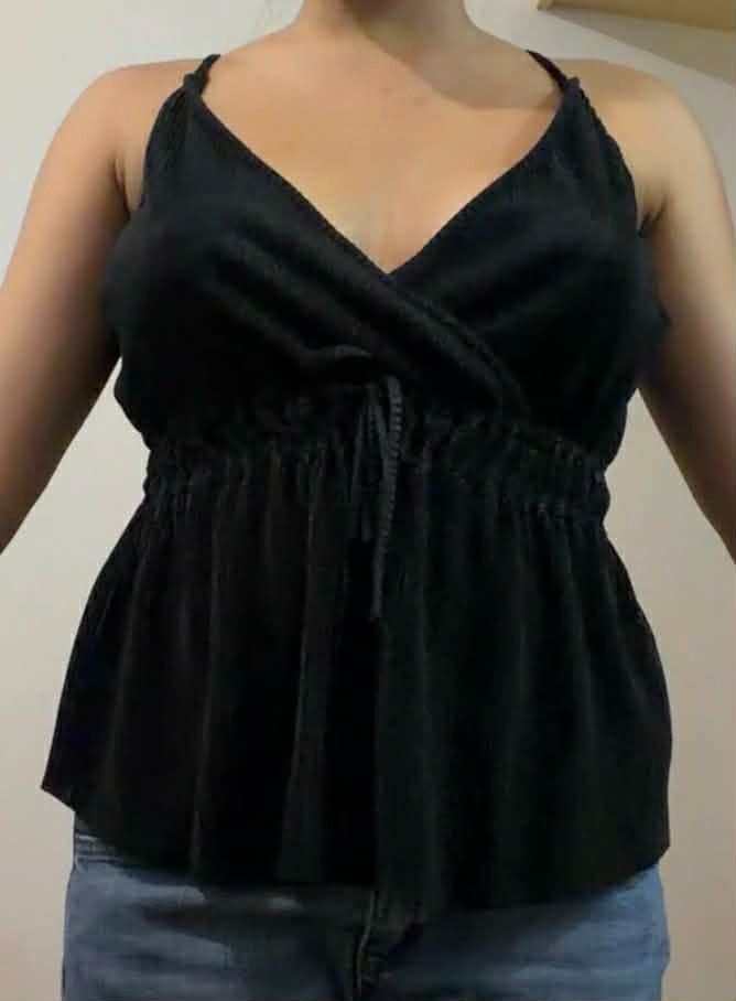 Cute Flowy Spaghetti Strap Black Cami Top - Size XS-M (Category: Sleeveless) located in Caloocan City. Submitted by natconsells (Listing ID 1439854751, Image 3). Description: - Black cami top with plunge V-neck design - Adjustable straps and elasticated waist - Front tie detail - Slight sheen fabric - Perfect for casual wear - Very adjustable ❗PRICE NEGOTIABLE❗ MODEL DIMENSIONS - Bust: 89cm - Waist: 71cm - Hips: 93cm - Shoulder width: 45cm - Mids