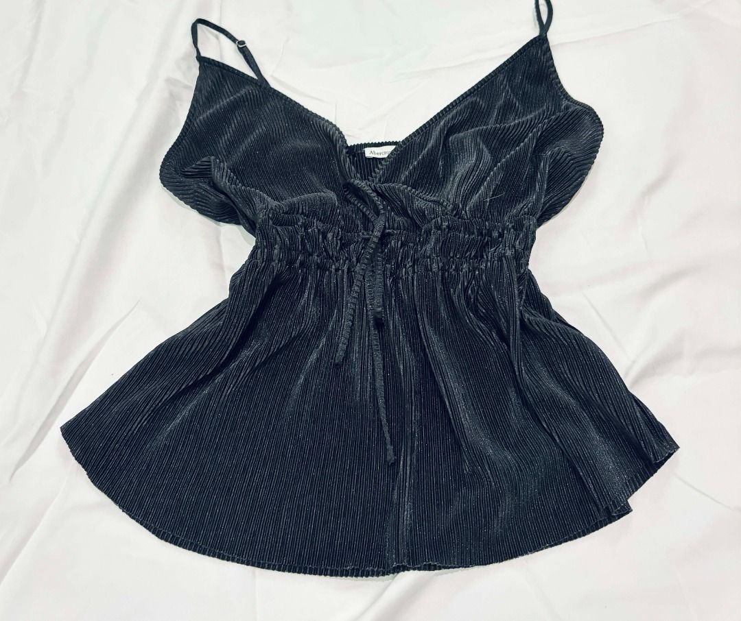 Cute Flowy Spaghetti Strap Black Cami Top - Size XS-M (Category: Sleeveless) located in Caloocan City. Submitted by natconsells (Listing ID 1439854751, Image 1). Description: - Black cami top with plunge V-neck design - Adjustable straps and elasticated waist - Front tie detail - Slight sheen fabric - Perfect for casual wear - Very adjustable ❗PRICE NEGOTIABLE❗ MODEL DIMENSIONS - Bust: 89cm - Waist: 71cm - Hips: 93cm - Shoulder width: 45cm - Mids