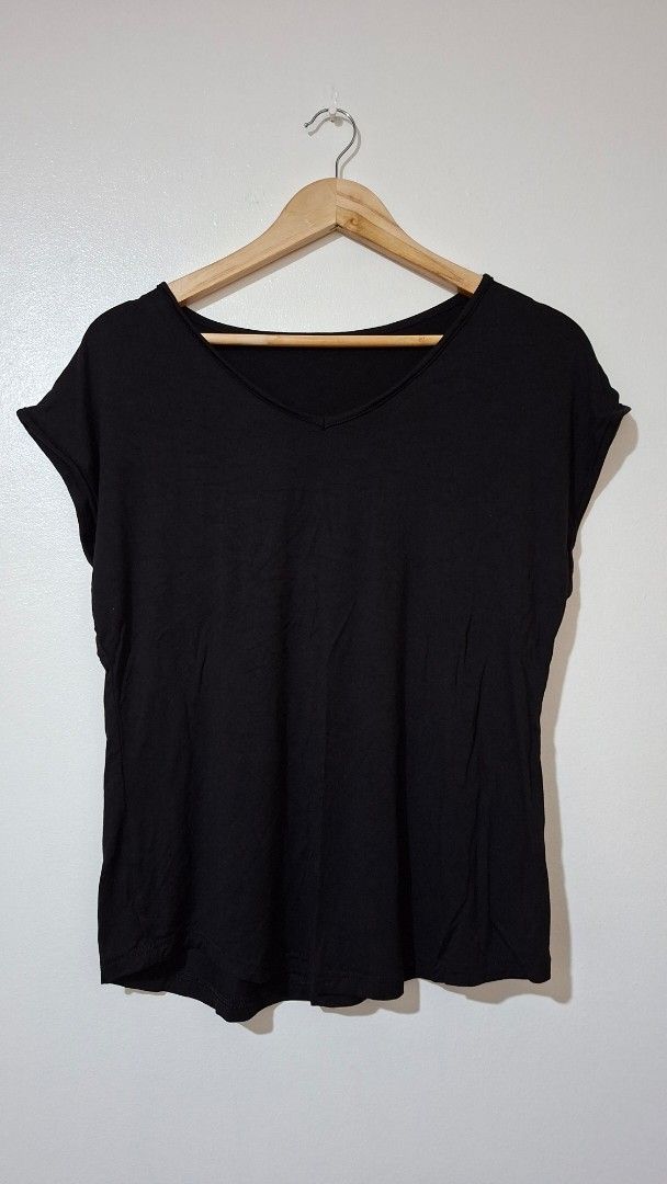 Black V-Neck T-Shirt (Category: Shirts) located in Imus. Submitted by pick_and_dig (Listing ID 1439835412, Image 1). Description: - Black V-neck design - Short sleeves - Relaxed fit - Lightweight fabric - Ideal for everyday wear - Probably fits small to medium frames Note: As is. WYSIWYG. Additional photos available upon request. Mode of Payment: GCash Mode of Delivery: J&T or Lalamove delivery fee is c/o the buyer..