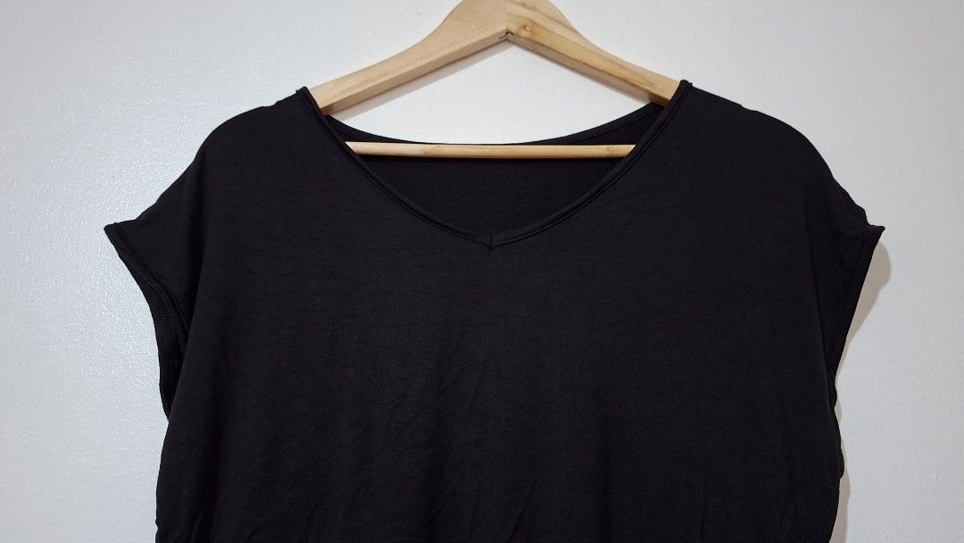 Black V-Neck T-Shirt (Category: Shirts) located in Imus. Submitted by pick_and_dig (Listing ID 1439835412, Image 2). Description: - Black V-neck design - Short sleeves - Relaxed fit - Lightweight fabric - Ideal for everyday wear - Probably fits small to medium frames Note: As is. WYSIWYG. Additional photos available upon request. Mode of Payment: GCash Mode of Delivery: J&T or Lalamove delivery fee is c/o the buyer..
