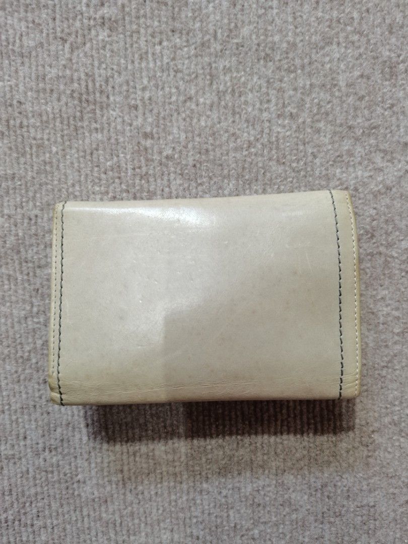Cartier tri fold wallet (Category: Wallets & Card holders) located in Apalit. Submitted by _doer (Listing ID 1439852949, Image 2). Description: Sign of usage.