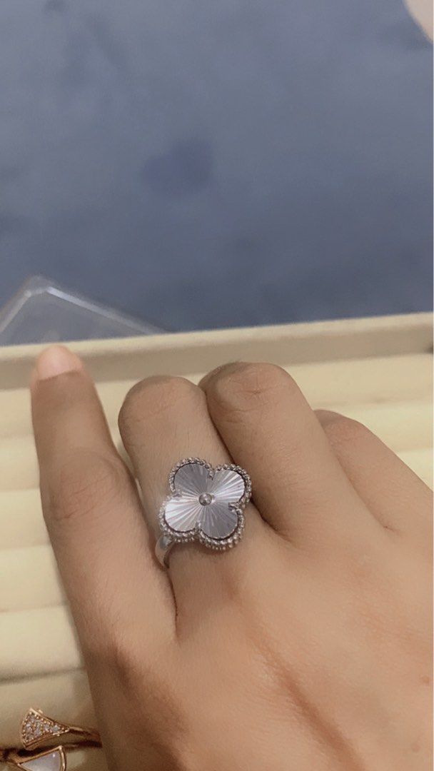 Cincin silver 925 alhambra (Kategori: Perhiasan Wanita) berada di Jakarta Barat. Dikirim oleh prelovedbydieth (ID iklan 1439901198, Gambar 1). Deskripsi: Size 6 Silver 925 Bahan berkilau .