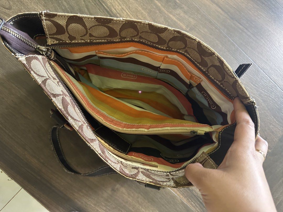Coach Legacy (Category: Luxury Bags & Wallets) located in Alaminos. Submitted by dsabelg (Listing ID 1439915179, Image 3). Description: .