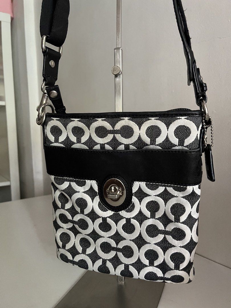 coach travel peyton crossbody bag (Category: Luxury Bags & Wallets) located in Bulacan. Submitted by femalethings (Listing ID 1439977369, Image 2). Description: mop gcash, bdo mod jnt🚚 🏷️ kindly manage expectations - signs of use, aging, and minor imperfections are normal for vintage pieces. - colors may slightly vary in different lighting🤎.