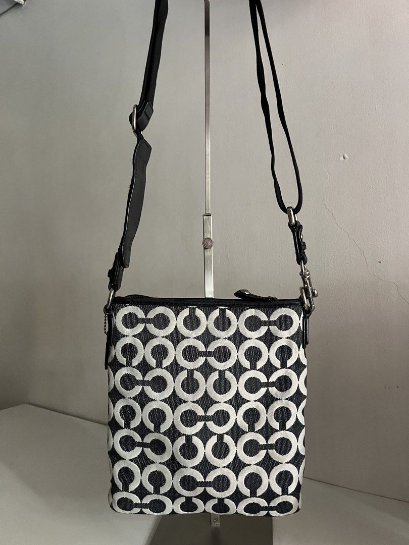 coach travel peyton crossbody bag (Category: Luxury Bags & Wallets) located in Bulacan. Submitted by femalethings (Listing ID 1439977369, Image 3). Description: mop gcash, bdo mod jnt🚚 🏷️ kindly manage expectations - signs of use, aging, and minor imperfections are normal for vintage pieces. - colors may slightly vary in different lighting🤎.