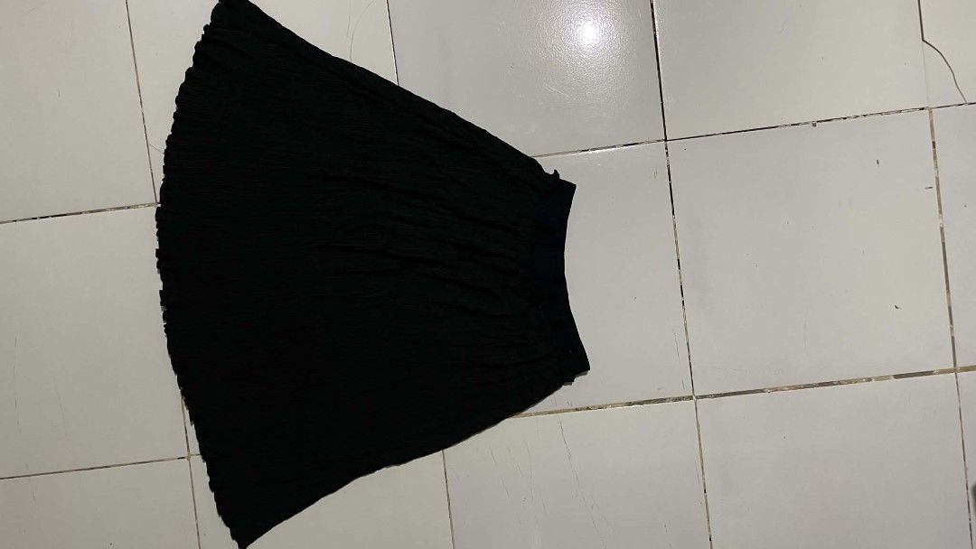 Cop Copine Black Pleated Midi Skirt (Category: Skirts) located in Barotac Nuevo. Submitted by gray101 (Listing ID 1439931697, Image 2). Description: - Brand: Cop Copine - Color: Black - Style: Midi Skirt - Fabric: Crinkled texture - Waistband: Comfortable elastic - Hemline: Subtle ruffled detail - Occasion: Versatile styling (casual to semi-formal).
