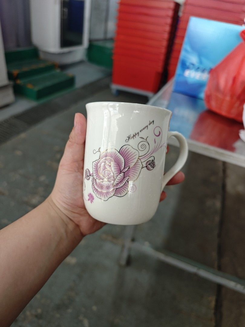 Cups or Mugs or whatever463789500987484163