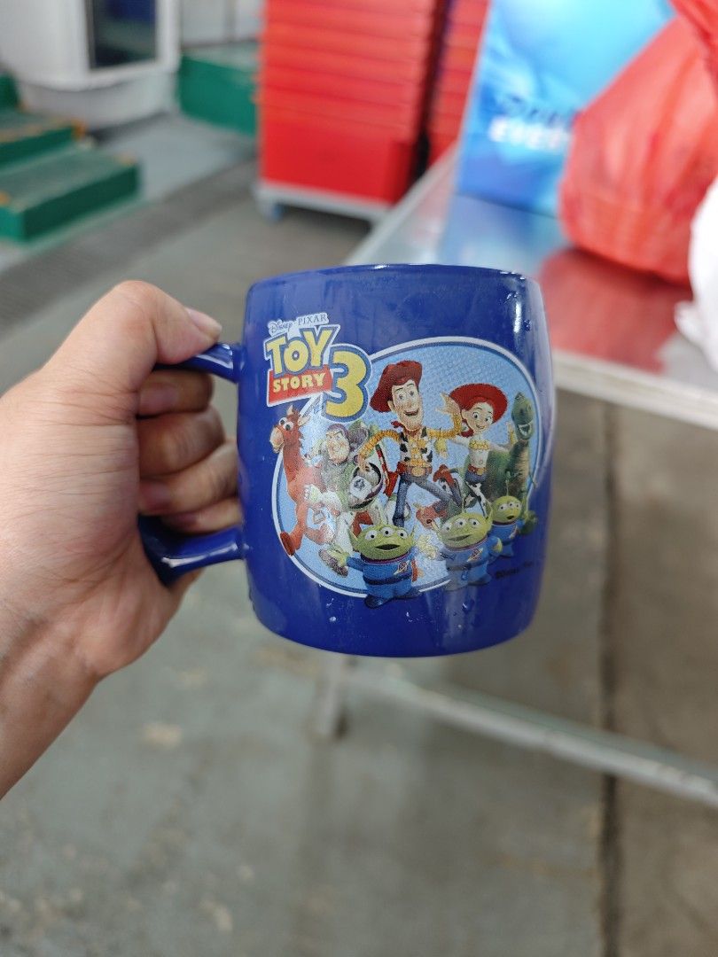 Cups or Mugs or whatever463789500987484162
