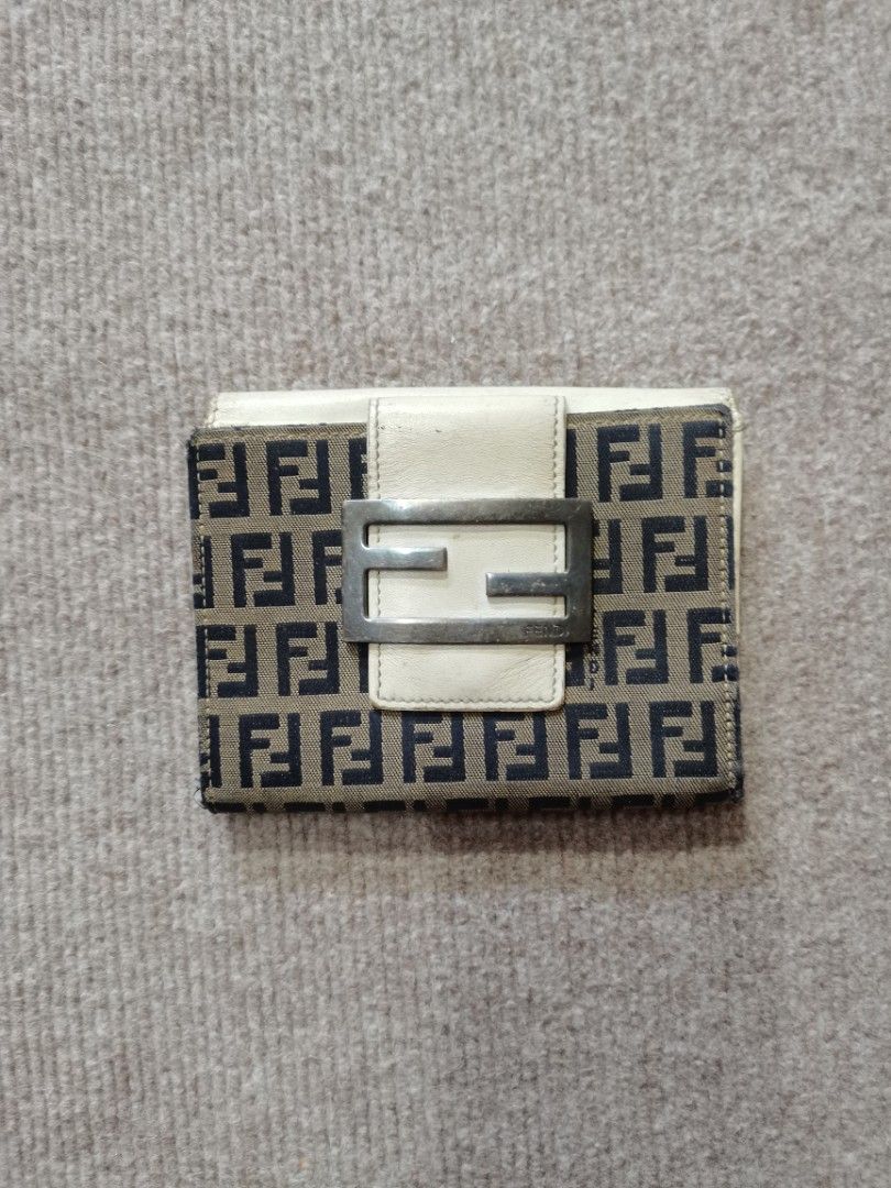Fendi wallet (Category: Luxury Bags & Wallets) located in Apalit. Submitted by _doer (Listing ID 1439853417, Image 1). Description: Sign of usage.