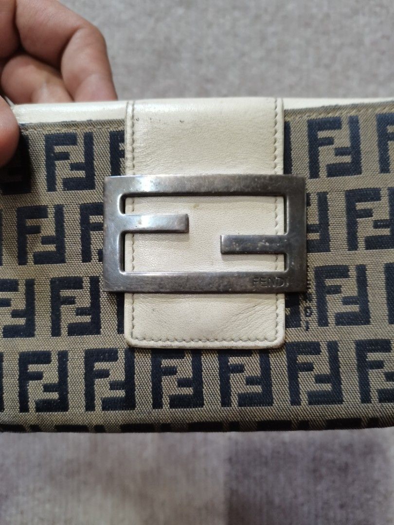 Fendi wallet (Category: Luxury Bags & Wallets) located in Apalit. Submitted by _doer (Listing ID 1439853417, Image 3). Description: Sign of usage.