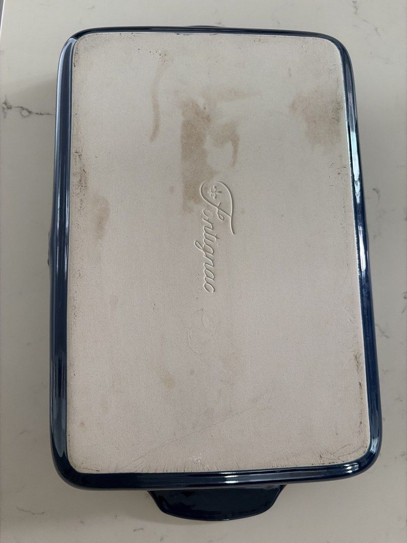 Fontignac Rectangular Baking Dish (Category: Bakeware) located in Singapore. Submitted by radaffair (Listing ID 1439825094, Image 2). Description: - Fontignac rectangular baking dish - White interior, blue exterior - Oven-safe - Durable - Ideal for casseroles and roasting -30cm by 20cm.