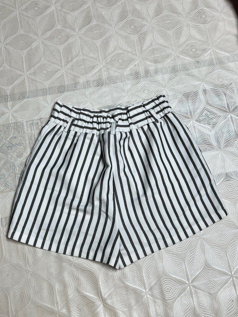 Forever 21 Striped High-Waisted Shorts (Category: Shorts) located in Pasig City. Submitted by sevyenti (Listing ID 1439975149, Image 2). Description: - Cute high-waisted shorts from Forever 21 - Classic black and white vertical stripe pattern - Comfortable elastic waistband - Pleated front detail - Perfect for a casual and stylish look.