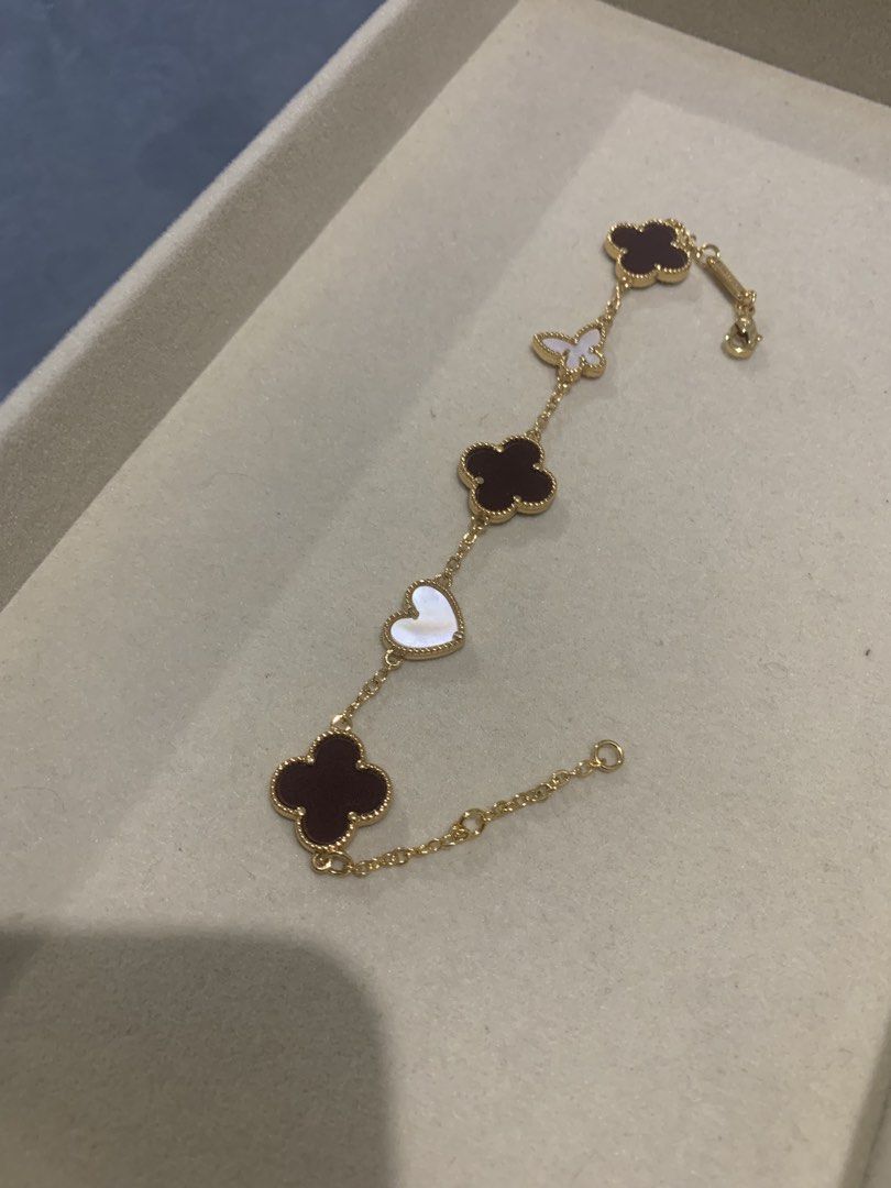 Gelang alhambra (Kategori: Perhiasan Wanita) berada di Jakarta Barat. Dikirim oleh prelovedbydieth (ID iklan 1439902112, Gambar 2). Deskripsi: Bahan aloy . dengan agate asli ato bahan kerang jd tdk akan memudar .