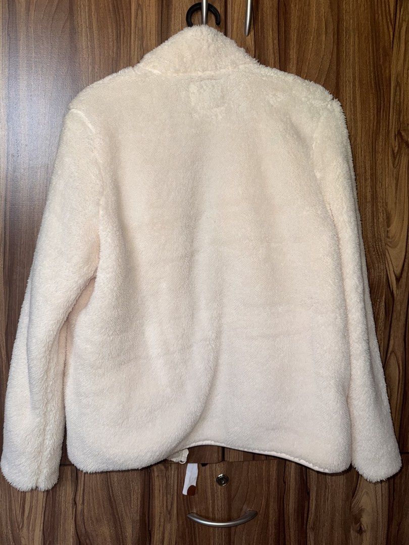 Giordano Fleece Jacket - White (Category: Coats, Jackets and Outerwear) located in Angono. Submitted by gentlyadoredstuff (Listing ID 1439884597, Image 2). Description: - Giordano fleece jacket - Used once only - Size: Medium - High collar - Full-length zipper - Two side pockets .