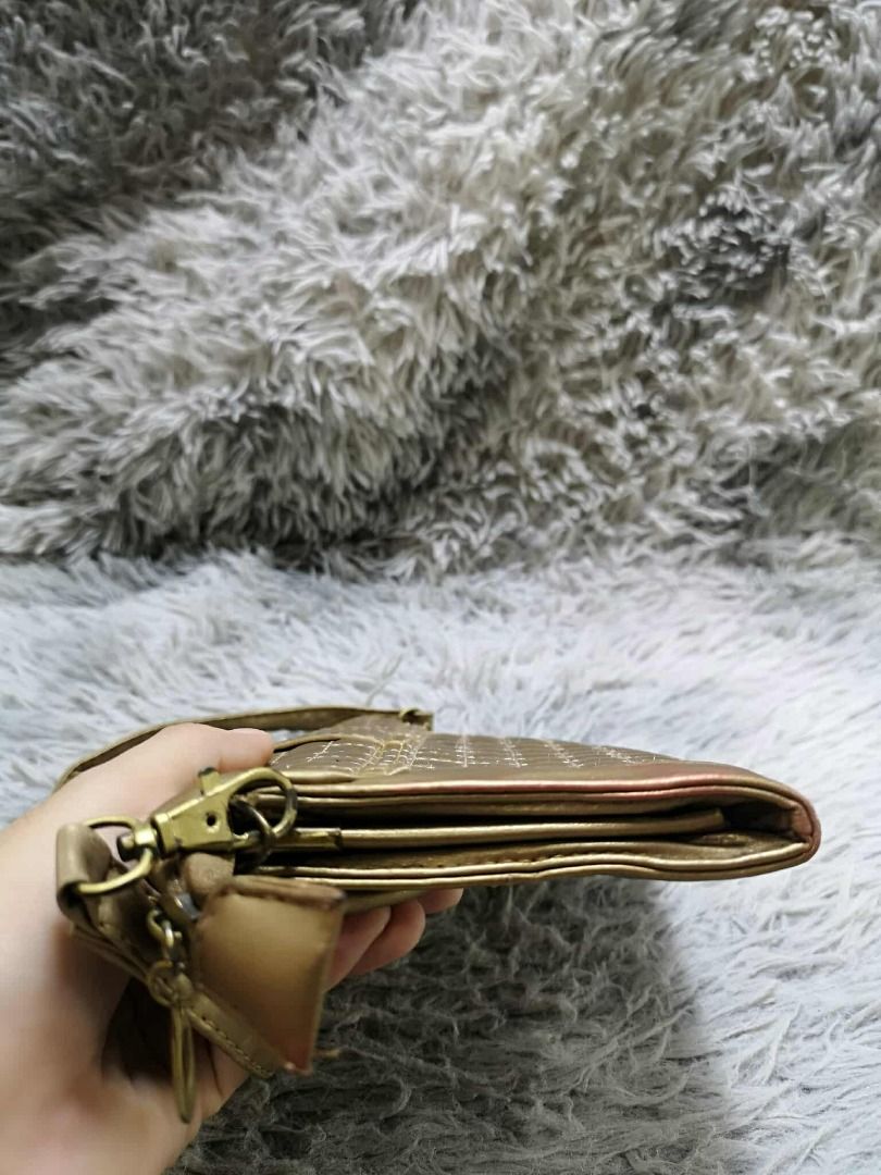 Glossy Gold Baguette Bag (Category: Clutches) located in Santa Cruz. Submitted by jmy_surplus.2 (Listing ID 1439829542, Image 3). Description: Size ; L - 5.3 W - 9 Color ; Gold Type ; Baguette bag Brand ; No brand Material ; Leather Style ; Gold Snap Closure Baguette Bag LR 156 JMY 4 Batch #205.